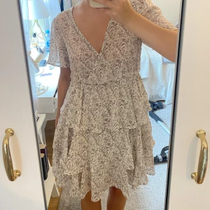Klänning - Från nakd i storlek 36, perfekt till midsommar eller som kjol med tröja övrer 💖