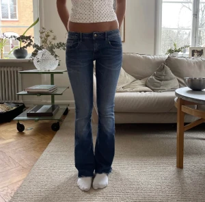 Trendiga jeans - Säljer nu dessa lågmidjade jeansen med väldigt bra skick. Som man ser på bilden har den två hjärtan på bakfickorna, men jag tog bort de. Kan skicka fler bilder på hur det ser ut på. (Lånade bilder av personen jag köpte ifrån) 🤠💖