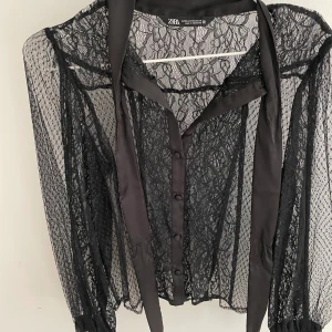 Zara blus  - En svart snygg zara blus som man kan knyta framme om man vill, använd  1-2 gånger. Andra bilden är lånad, skriv för flera bilder eller sök upp hennes tiktok