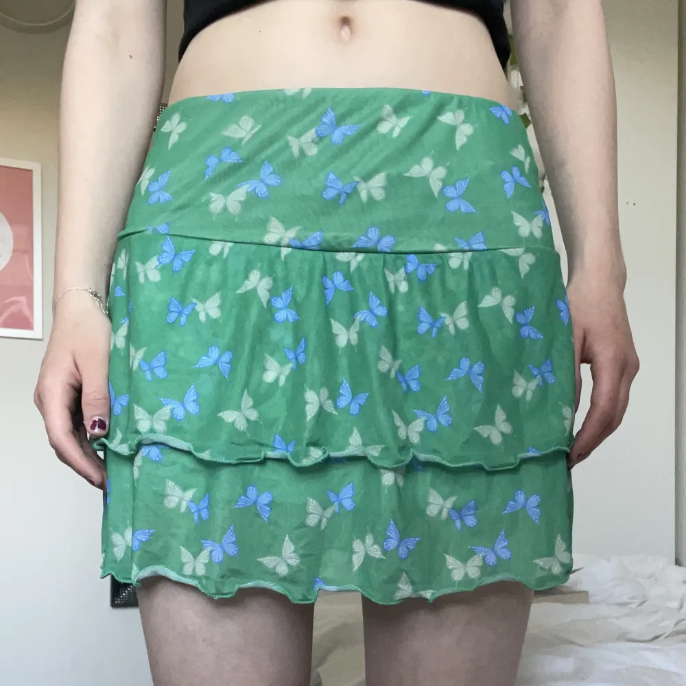 Lågmidjad grön kjol med fjärilar från H&M✨Säljer pga används inte, bra skick🌸. Kjolar.
