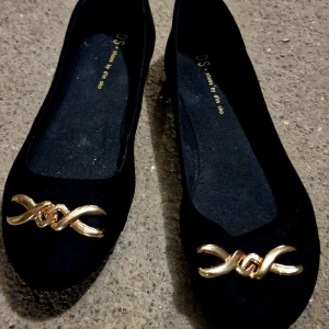 Svarta ballerina med guld - Fina ballerina. Som nya. Knappt använda. 