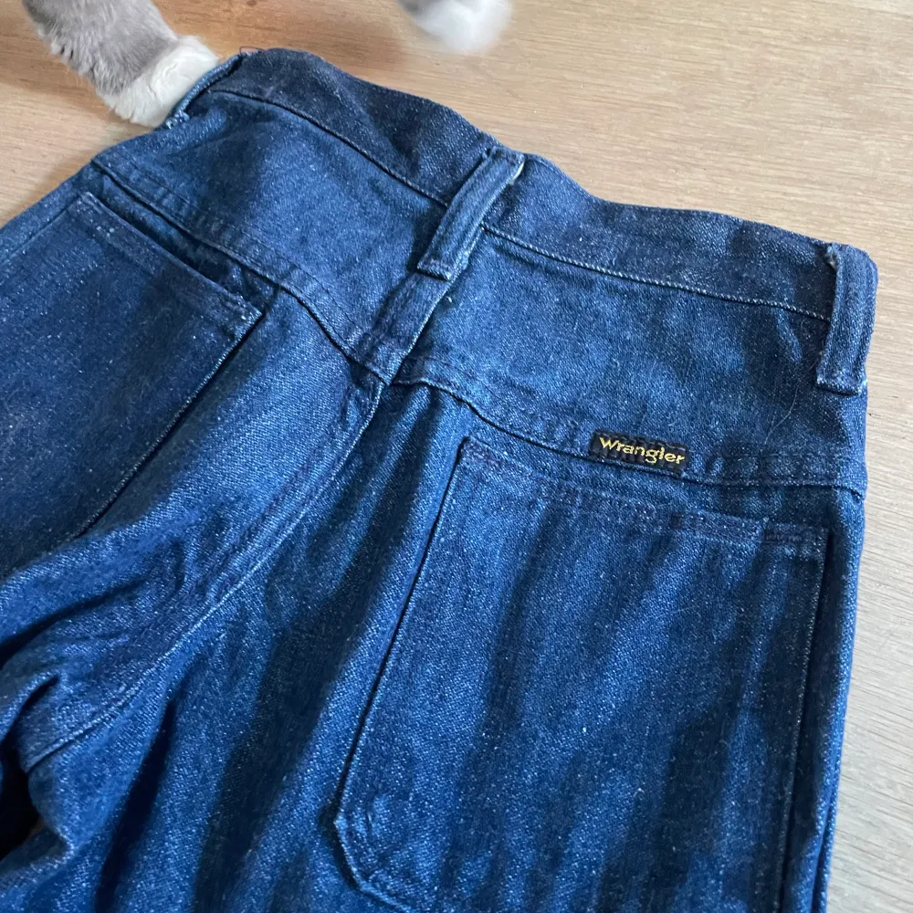 Ett par riktigt snygga utsvängda vintage jeans från wrangler, förmodligen från 70-talet i nästintill nyskick! De är markerade strl 26”/36” men gamla storlekar så de är bra mycket mindre egentligen, så ni får se måtten istället! 🥰. Jeans & Byxor.