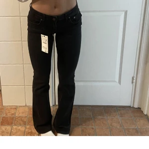 Zara jeans  - ( Lånad bil )  Säljer mina snygga zara jeans low Rise då dom inte kommer till nån användning. Använda max 3 gånger