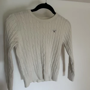 Gant - Fin kabelstickad tröga ifrån Gant. Varsamt använd. Till barn, 11-12 år. Nypris: 900 kr