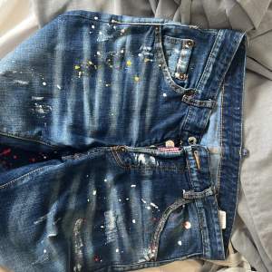 Säljer dessa disquared jeans ÄKTA,  använda men i nytt skick. Köpta för 2500. Går ner i pris vid snabb affär.