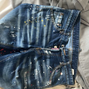 Jeans disquared  - Säljer dessa disquared jeans ÄKTA,  använda men i nytt skick. Köpta för 2500. Går ner i pris vid snabb affär.