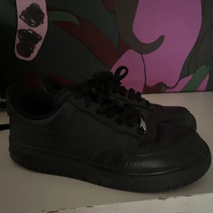 Black Nike air force - Säljer dessa knappt använda skorna i strl 38, säljer då jag inte får någon användning för dom pgr av storleken som är för liten! skulle säga att de passar en strl 37/5