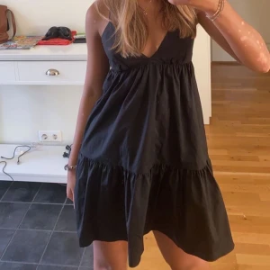 Svart zara klänning - Svart zara klänning i bra skick. Köpt förra säsongen så klänningen är helt slutsåld❣️