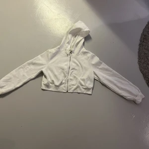 Vit zip hoodie  - Vit zip hoodie från SHEIN i strl XL men lite liten i storleken, den är som en magtröja i modellen. Aldrig använd. 