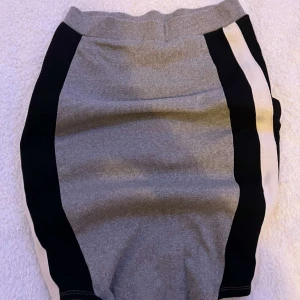 Kjol - En grå söt kjol i mycket bra skick! Passar stl xs-m 🫶🏼