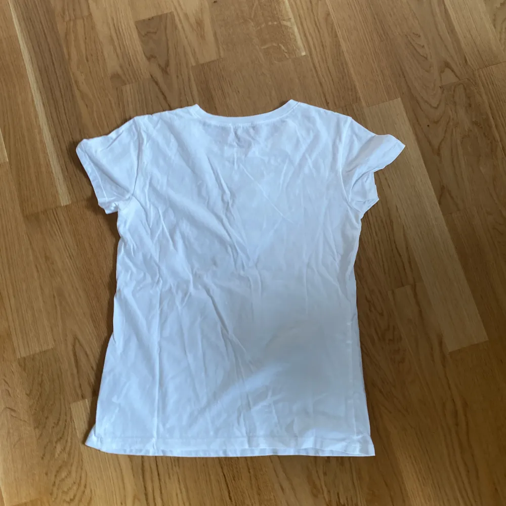 En T-shirt köpt i Italien, säljer pga ingen användning, använd två gånger, väldigt svår att få tag på den . T-shirts.