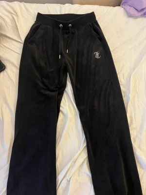 Juicy byxor  - Säljer nu mina fina svarta diamond juicy byxor💗 Storlek S , köptes på juicys hemsida ( Ny pris 1200)💕 (Pris kan diskuteras) 💕