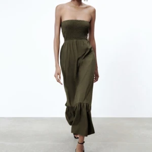 Zara klänning - oanvänd klänning från zara, bandeau med öppen rygg. Överdelen är stretchig o passar olika storlekar i bysten. Storlek M men passar även S som jag brukar ha. Köpt för 260kr säljer för 120kr. Köp via ”köp nu” 🩷