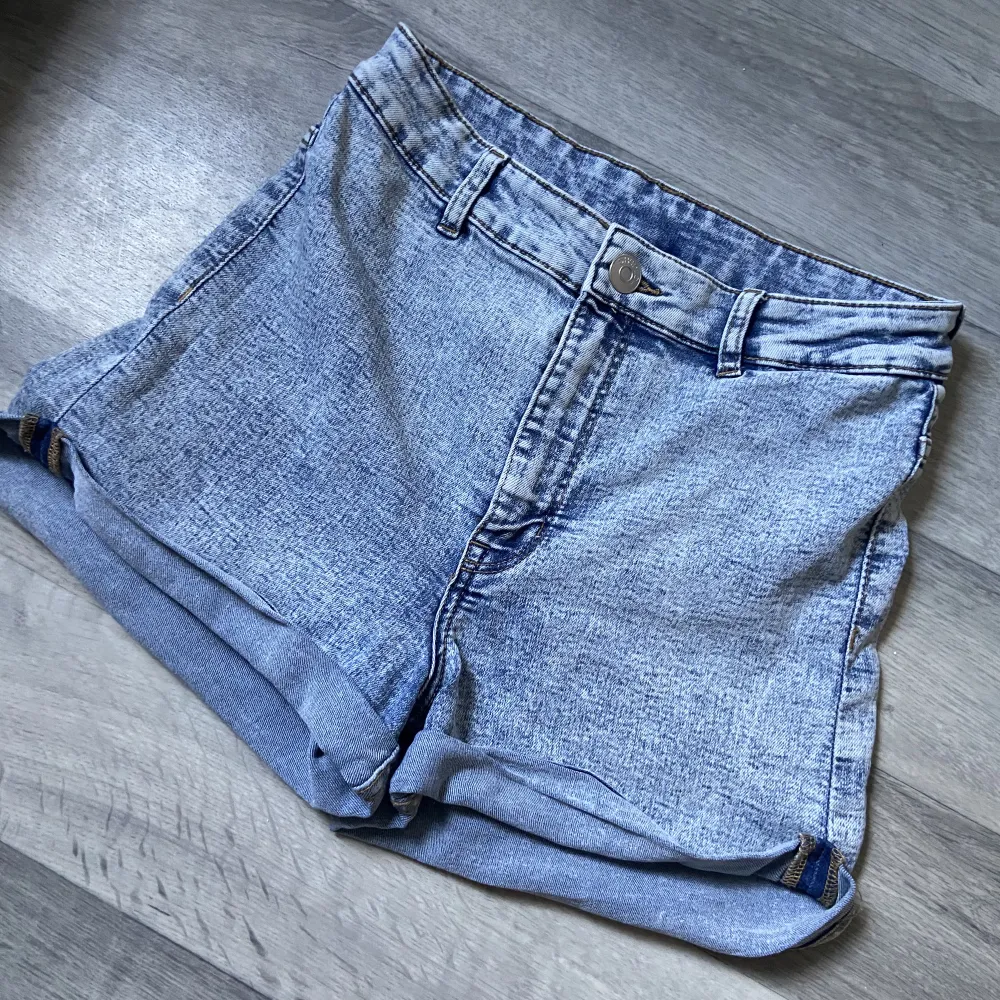 Sjukt snygga hägmidjade jeansshorts som tyvärr är för små för mig. Skriv för fler bilder🩷 storlek 38 men passar 36 också . Shorts.