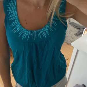 Festtopp  - As coolt linne i väldigt bra skick. Skriv för fler bilder eller funderingar!❤️