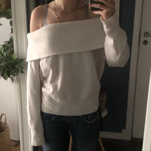 Stickad off shoulder tröja - Super gullig off shoulder tröja, lite nopprig annars bra skick, skriv vid frågor eller fler bilder💓