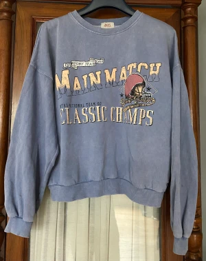 Collegetröja - Jättefin collegetröja från pull&bear. Sparsamt använd.