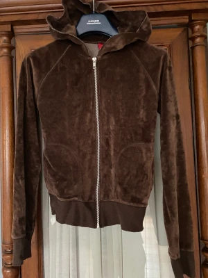 Hoodie - Superskönt hoodie i brun plysch. Färgen på första bilden stämmer. Snygg huva med snygga stickningar runt kanten. 