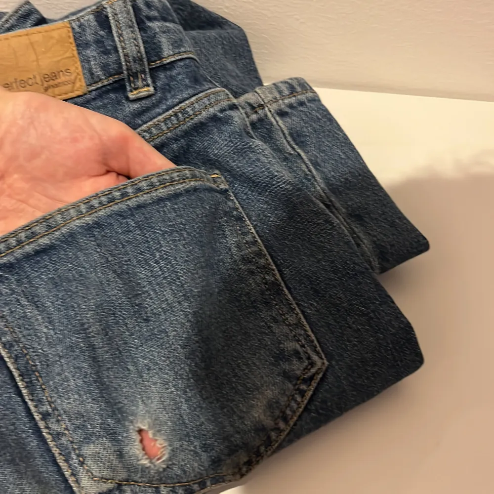 Ett par jätte trendiga jeans från Gina! Har ett litet hål i bakfickan av byxorna vilket gör såklart att jag sänker priset rejält då de kostade 500 nya! Men annars ett par riktigt snygga jeans i storlek 34 från Gina tricot! (Den första bilden e inte min)❤️. Jeans & Byxor.