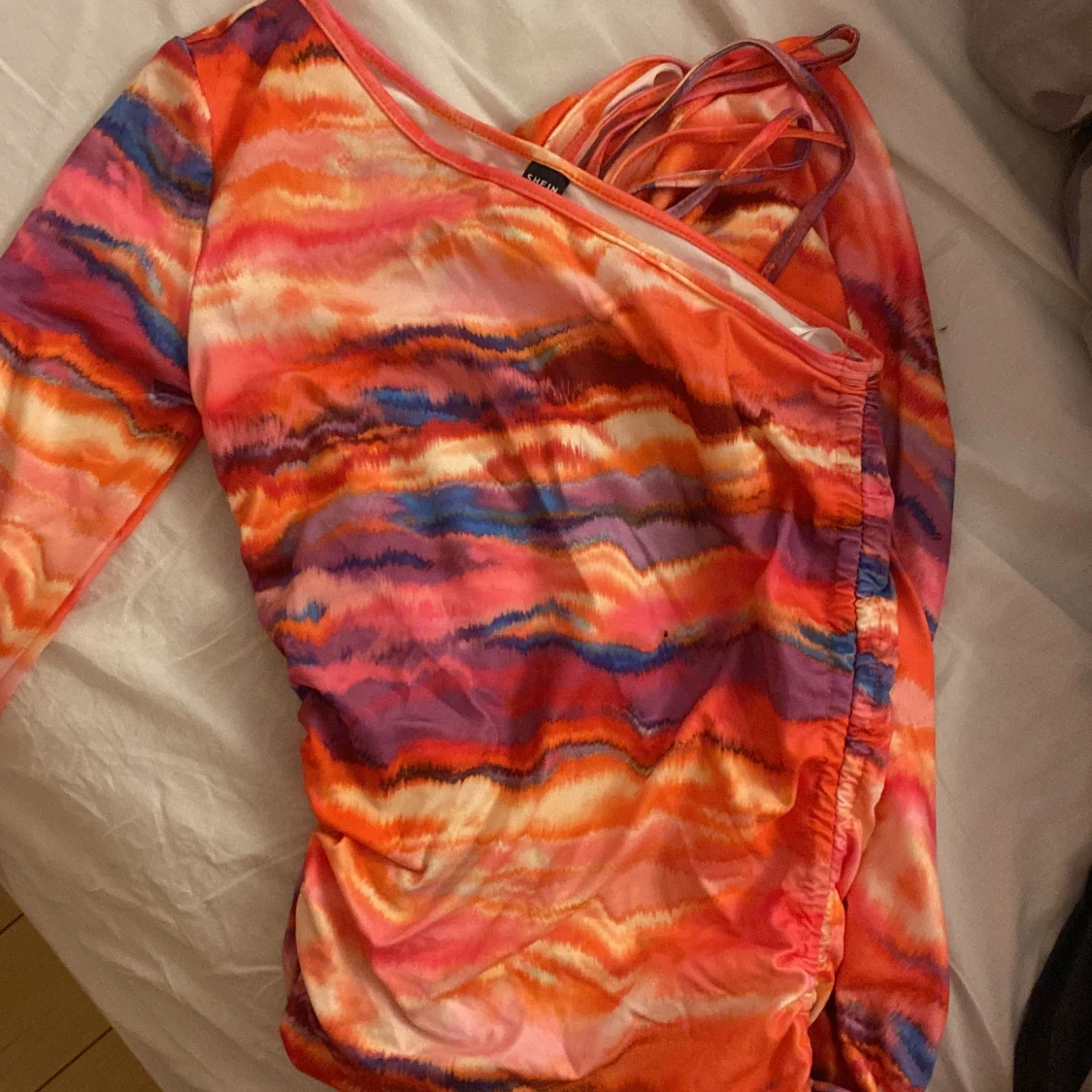 One shoulder klänning