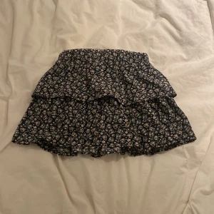 kjol - En blommig kjol från basic needs som inte kommer till användning längre. Den är i storlek 146 men passar även storlek 152 för att den är lite stor i storleken💕
