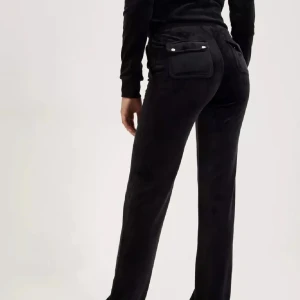 Juciy conture - Säljer ett par marin blåa juicy counture byxor! Använda ett fåtal gånger och är i väldigt bra skick ⭐️ skriv om du vill ha fler bilder🥰