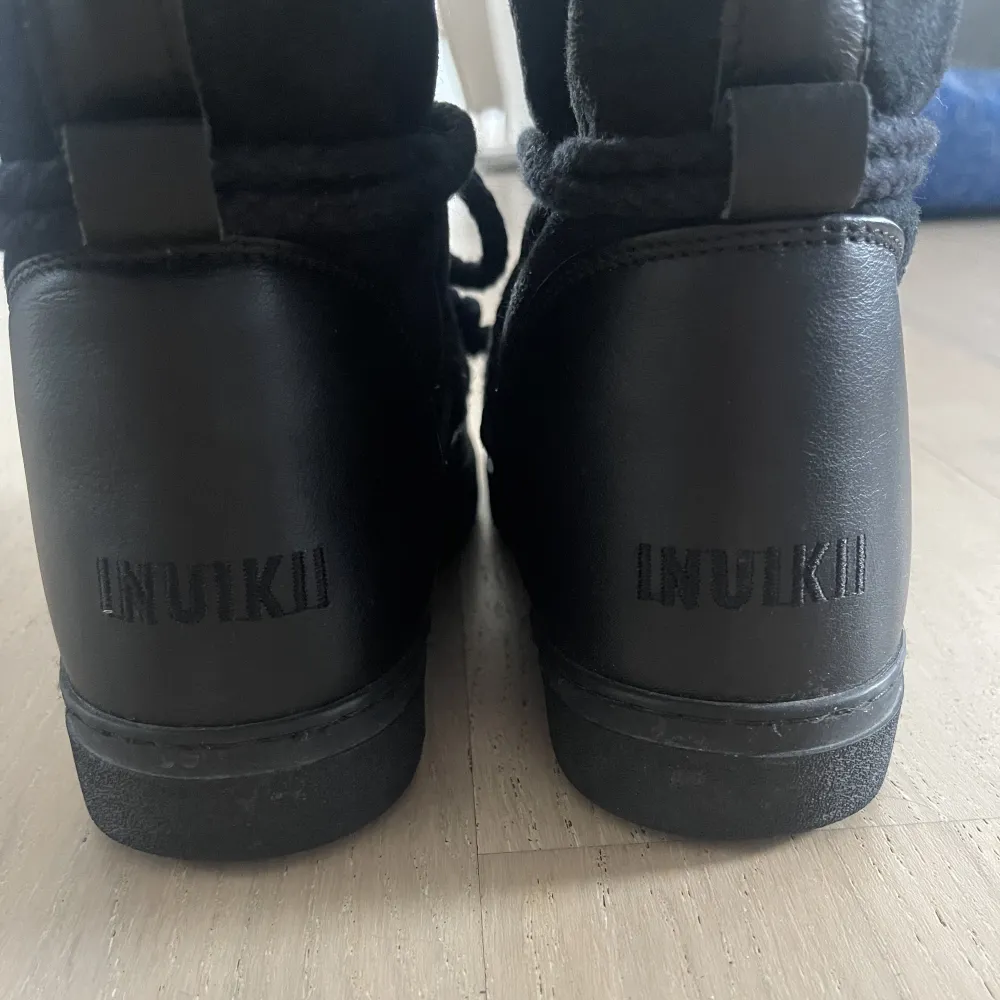 Inuikii skor i väldigt bra skick använda fåtal gånger. Inga märken på. Köpta för 2800. Passar st 39 också. Skor.