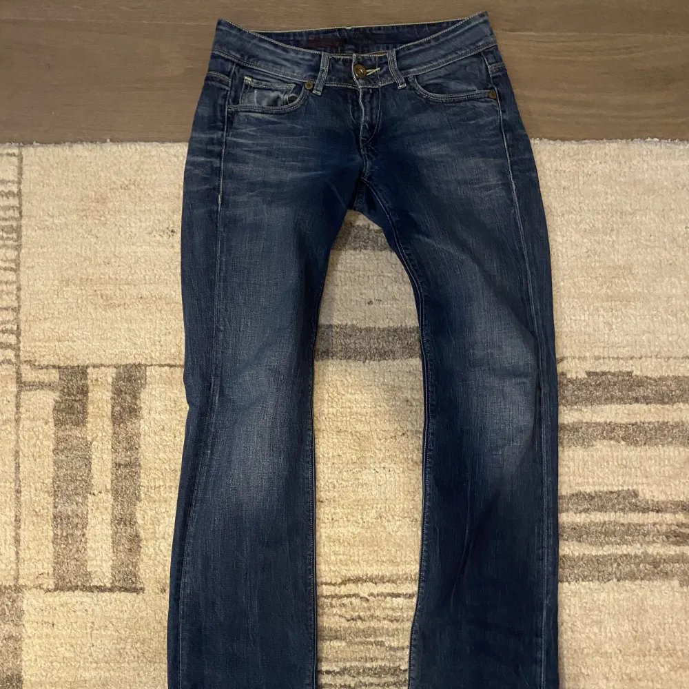 Lågmidjade jeans från Tommy Hilfiger! Superfina men kommer inte till användning. Står straight leg men skulle säga mer bootcut.. Jeans & Byxor.