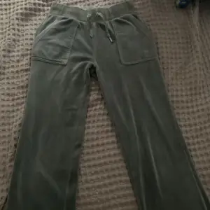 Säljer dessa gröna byxor i st xs. Som man kan se på bilden så är ena snöret lite sönder men annars är det inga problem. 