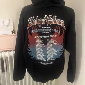 Zadig Hoodie - Säljer min Zadig hoodie som jag köpte förra sommaren(2022) Strl L men den sitter oversized på mig som har xs/s Skicket är fint och just nu är den glittrig runt hela men de blir så efter den tvättas de försvinner när man använt den nån dag.