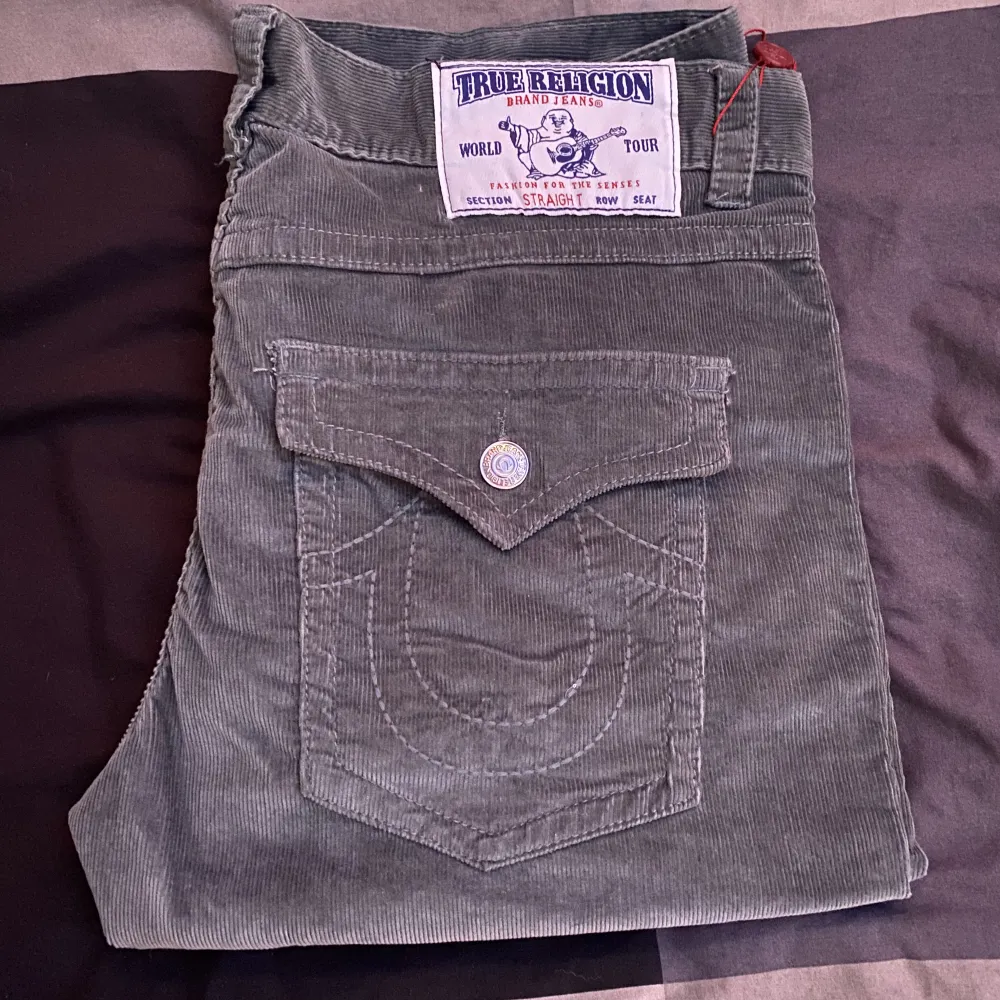 Fett sköna true religion byxor, ganska stor men funkar om man har bälte . Jeans & Byxor.