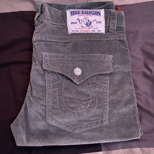 True religion  - Fett sköna true religion byxor, ganska stor men funkar om man har bälte 