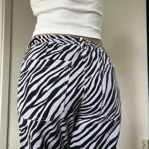 Zebra byxor från Junkyard, storlek XS. Långa!!  Fint skick