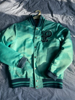 Bomberjacka - Säljer min turkosfärgade bomberjacka, i oanvänt skick. 