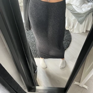 Glittrig kjol från gina  - Säljer denna glittriga kjol från gina! Super fin och endast testad. Skickas mot fraktkostnad eller möts upp i Linköping💓