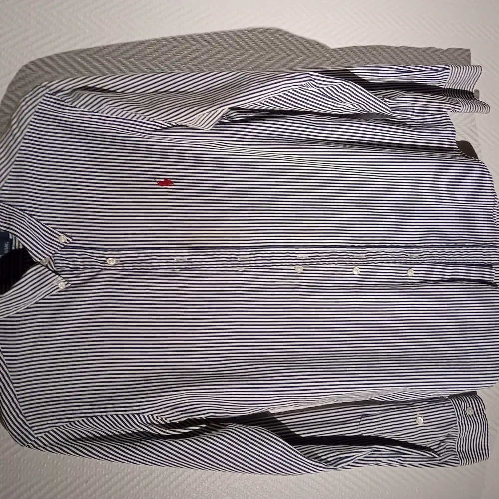I princip ny skjorta som hängt långt bak i garderoben sedan den köptes. Använd 5-10ggr. Skjortor.