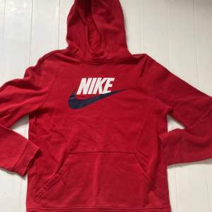 En skön Nike hoodie i fint skick. Storlek 158-170cm 