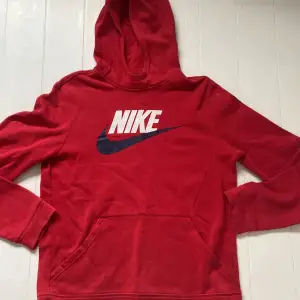 En skön Nike hoodie i fint skick. Storlek 158-170cm 