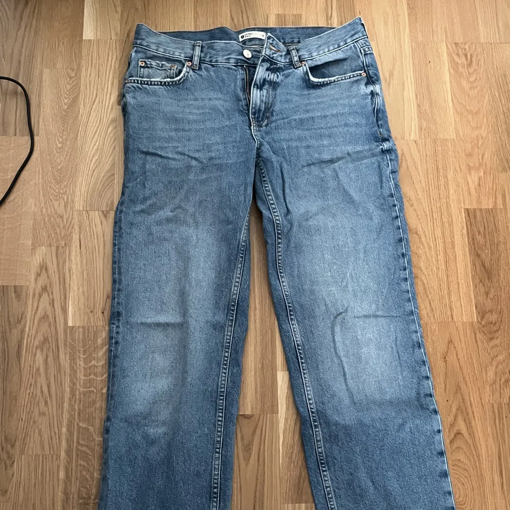 Blåa jeans från Gina tricot, de är lågmidjade. Modellen är ”low Waist straight jeans”. De är välanvända men inget som syns, storlek 38 men passar även 36💓 tyvärr är de för korta i benen för mig. Kontakta mig gärna för mer information.. Jeans & Byxor.