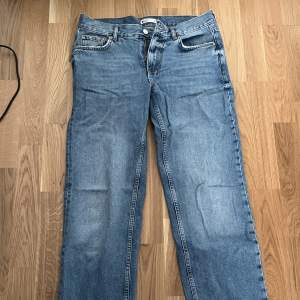 Blåa jeans från Gina tricot, de är lågmidjade. Modellen är ”low Waist straight jeans”. De är välanvända men inget som syns, storlek 38 men passar även 36💓 tyvärr är de för korta i benen för mig. Kontakta mig gärna för mer information.