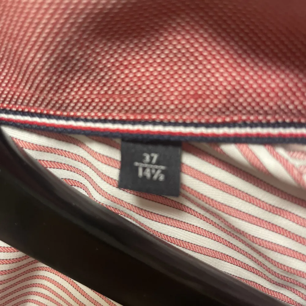 Skjorta från tommy hilfiger Oanvänd med lappat kvar Storlek 37(se bild) Ordinarie pris 700dkk Äkta. Skjortor.