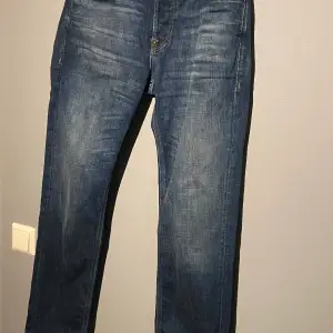 Jack&jones jeans nästan oanvända, mycket bra skick, storlek 32,32 längd, bredd. Ursprungs pris 500 kr. Pris förhandlingsbart. Regular fit