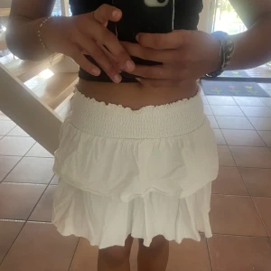 Vit kort kjol - Vit kort somrig volang kjol, Aldrig använd❣️☀️