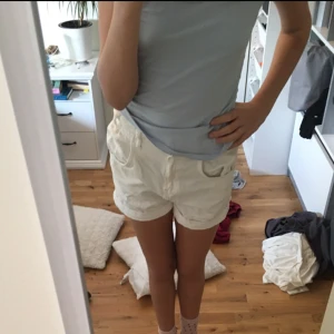 Vita jeans shorts 🩳  - Säljer mina vita jeans shorts då dem inte passar min stil, storleken är Xs❤️ Skit snygga och kommer ifrån Bikbok