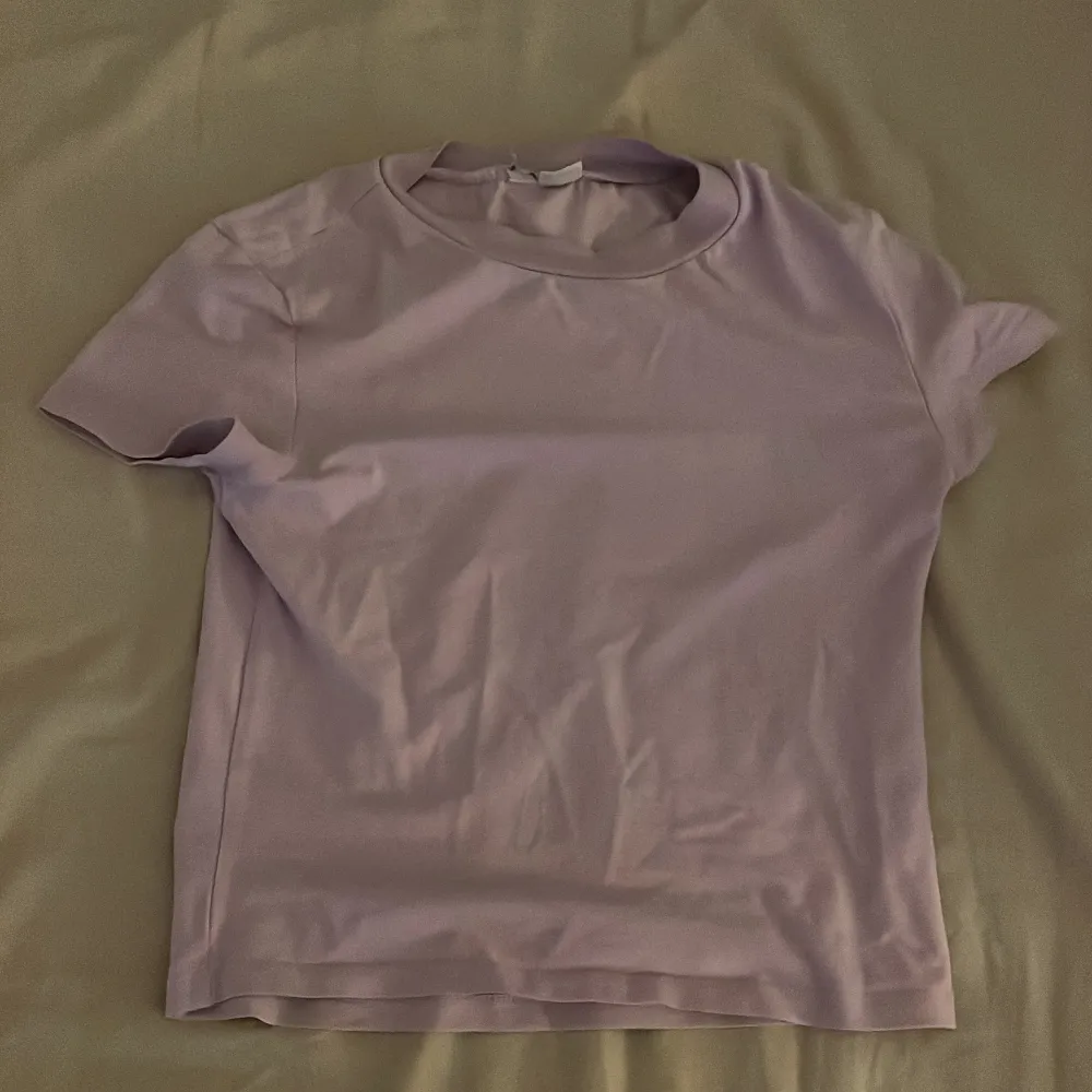 En fin lila t-shirt från h&m i storlek s använd typ 2 gånger men annars i helt skick💕. T-shirts.