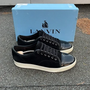 Lanvin Toe cap sneaker - Säljer mina lanvins då dem är förstora. Skick 9/10. Storlek UK 10, EU 44. Box medföljer. Skriv gärna vid intresse eller frågor. Pris kan diskuteras vid snabb affär!