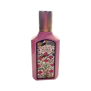 Gucci-parfym + Gucci-kam - Gucci Flora Gorgeous Gardenia och gucci-kammen som hörde till setet!  Flaskan är 50 ml och på bild nr två visar strecket hur mycket jag tror det är kvar. Skulle egentligen gissa på att det är mer men jag vågar inte lova. Setet köptes för minst 1000kr