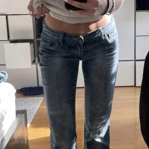 Jättefina jeans från promode Passar mig som är storlek 36 och ca 165 cm lång!
