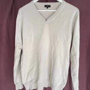 V-ringad tröja - Märke: åhlens  Second hand köp: ja Färg/info om plagget: sitter perfekt baggy på mig som har S/175cm Ursprungligt pris: 200kr Mitt pris: 100kr Leverans: spårbar frakt med PostNord för 62kr eller upphämtning i Stockholm C/Södermalm