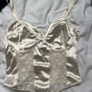 Så fin silkestopp från h&m - Säljer en vit pärlfärgad korsettliknande topp från h&m. Tyvärr aldrig använd då den inte sitter fint på mig som har en liten byst. Nyskick och säljes för 50kr + frakt eller budgivningen om många är intresserade💞💕💓